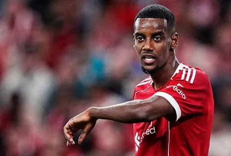 Isak's First Appearance Delivers Star Power Amid Evident Lack of Match Fitness